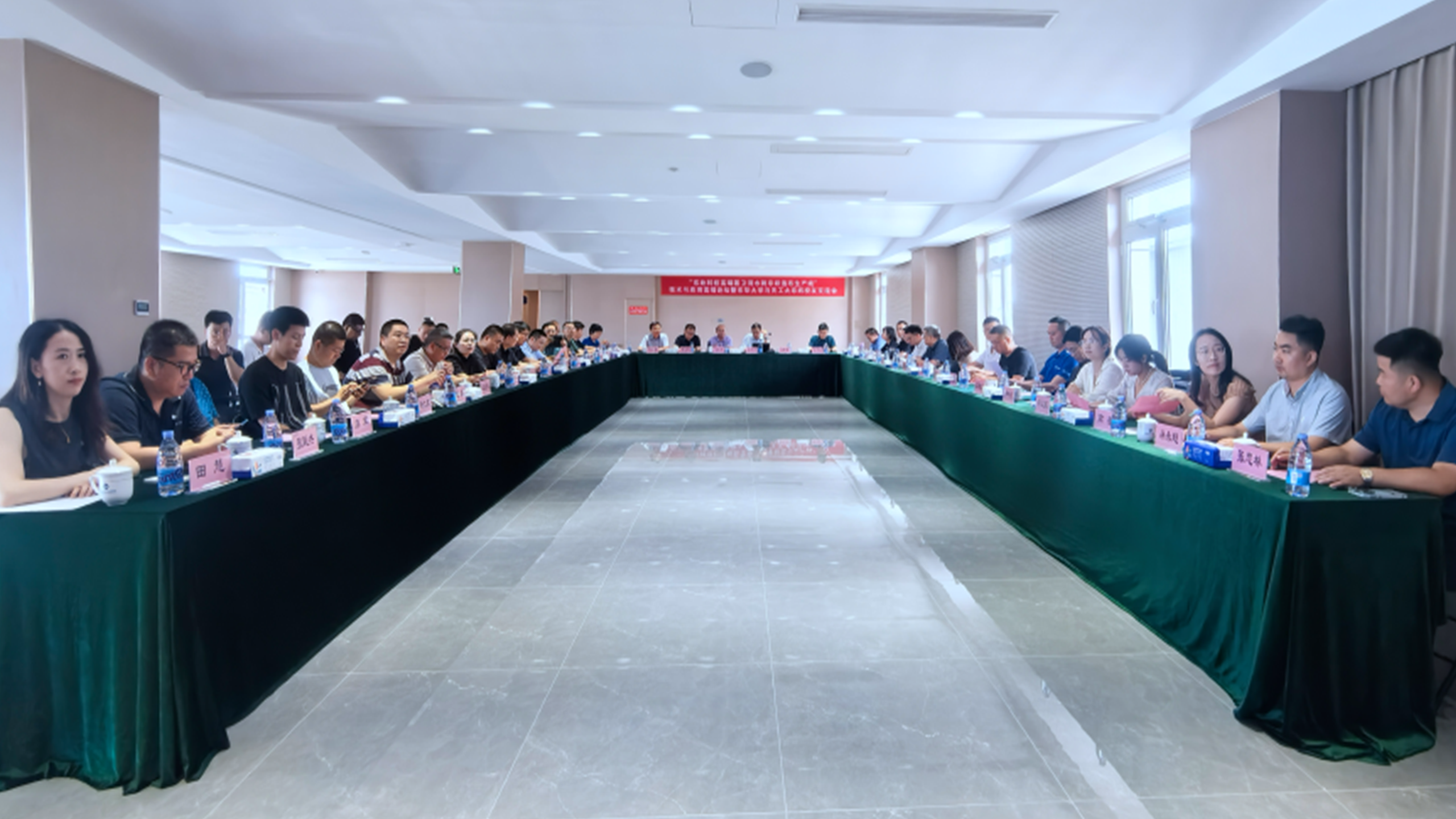 “東綸科技高端醫(yī)衛(wèi)用水刺非織造布生產(chǎn)線”技術(shù)與應用高端論壇<br>在天津濱海成功舉辦