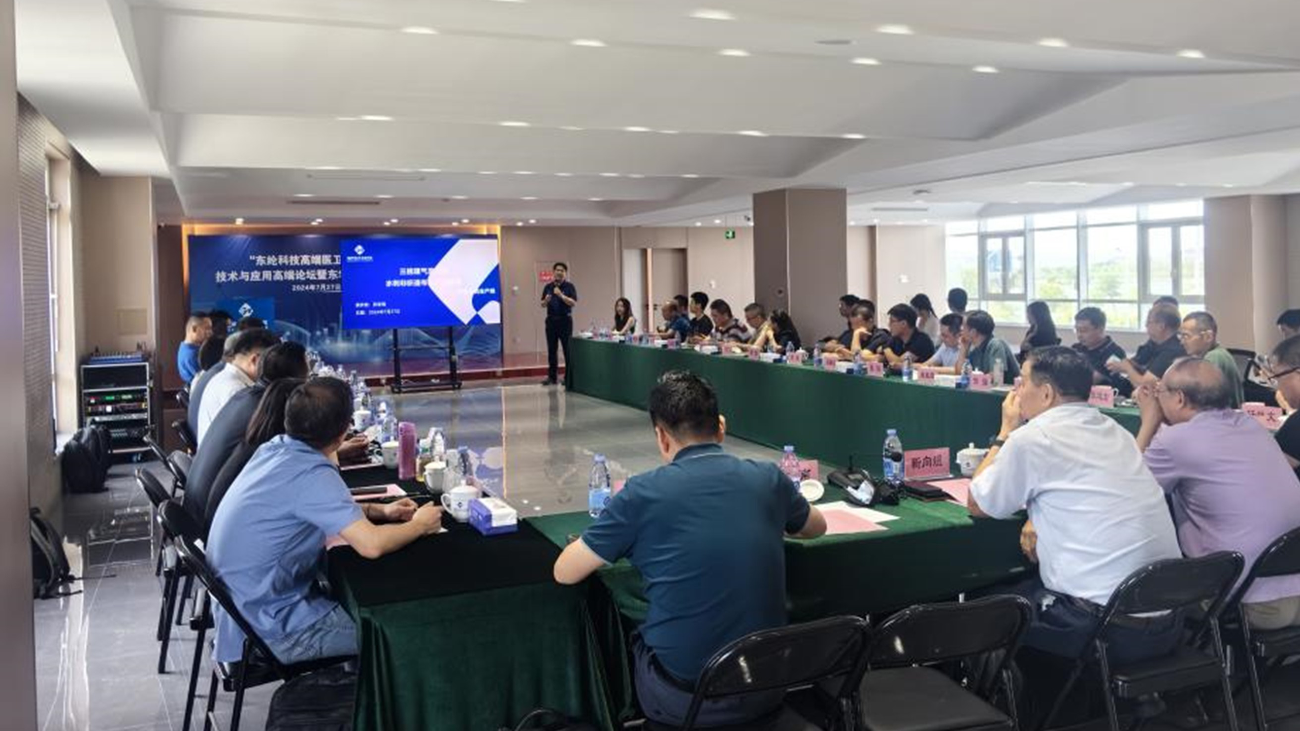 “東綸科技高端醫(yī)衛(wèi)用水刺非織造布生產(chǎn)線”技術(shù)與應用高端論壇<br>在天津濱海成功舉辦