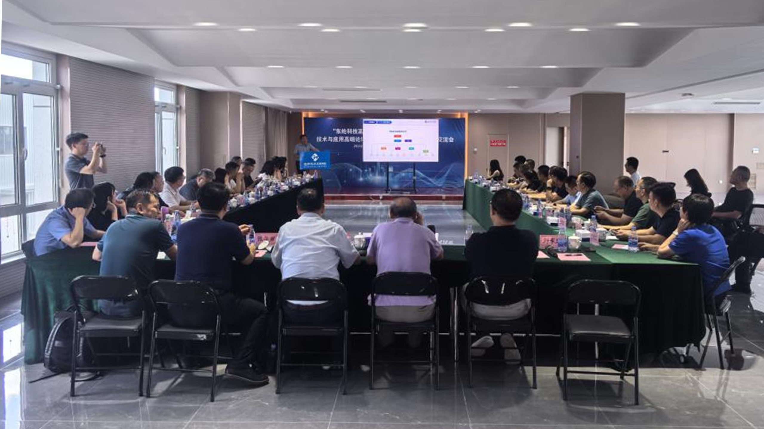 “東綸科技高端醫(yī)衛(wèi)用水刺非織造布生產(chǎn)線”技術(shù)與應用高端論壇<br>在天津濱海成功舉辦